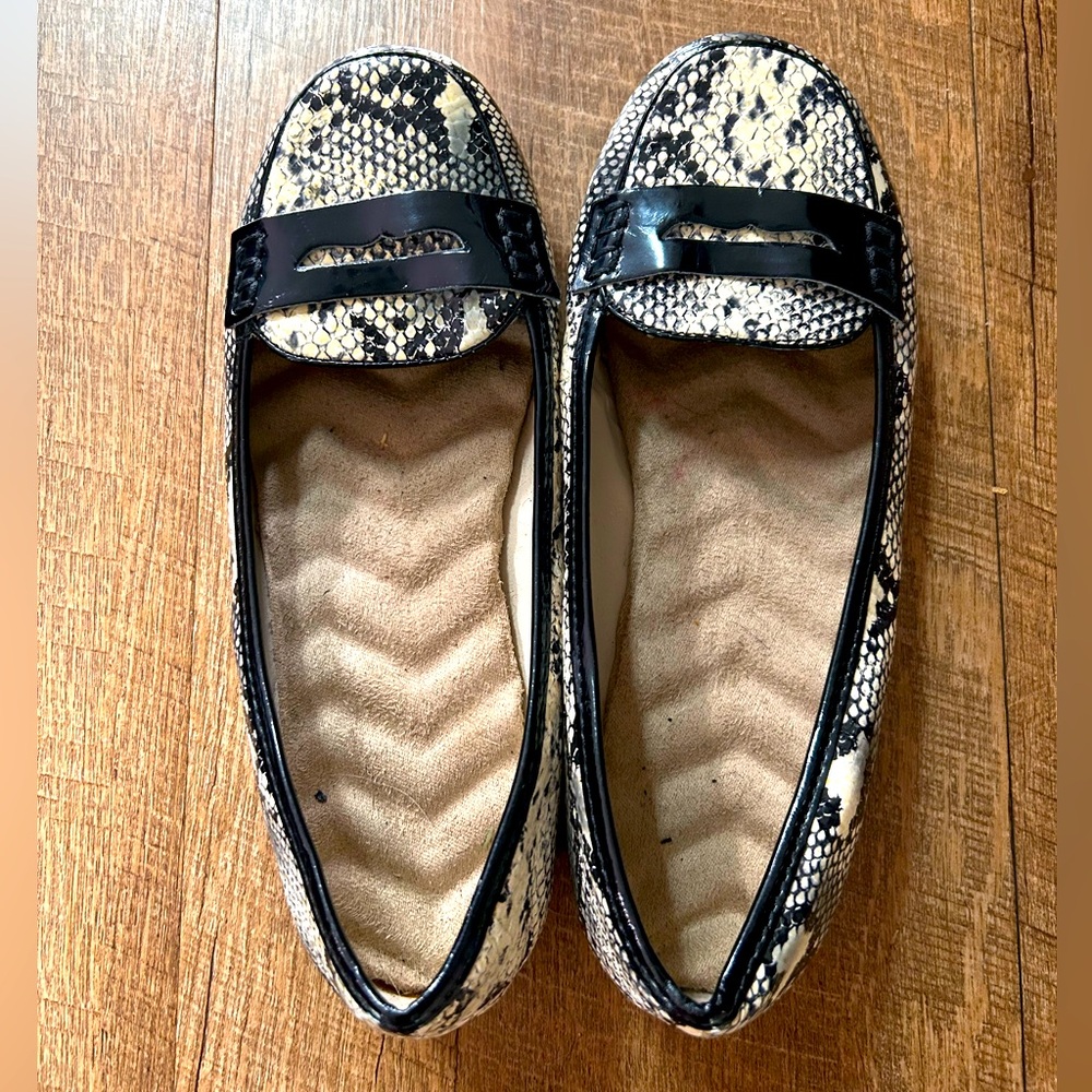 NWOT Animal Snakeskin Cushion Walk Shiny PVC Heeled Dress Shoe Slip On 7.5 Avon